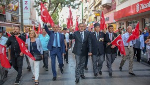 KARŞIYAKA'DA GAZİLERDEN ANLAMLI YÜRÜYÜŞ 