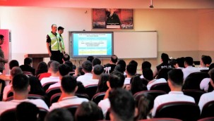 KINIK'TA LİSE ÖĞRENCİLERİNE TRAFİK EĞİTİMİ VERİLİP KASK HEDİYE EDİLDİ