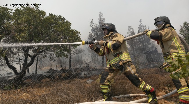 MERSİN İTFAİYESİ'NİN YANGINLA MÜCADELESİ SABAHA DEK SÜRDÜ