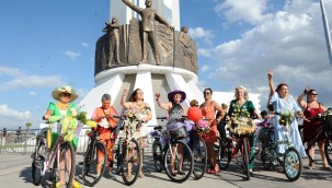 SÜSLÜ KADINLAR KARŞIYAKA'DA PEDALLADI