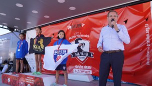 AYVALIK TRİATLON ŞAMPİYONASI'NDA KIYASIYA MÜCADELE