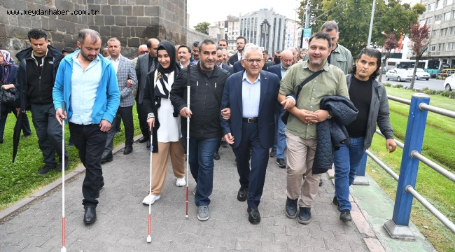 BAŞKAN BÜYÜKKILIÇ, FARKINDALIK YÜRÜYÜŞÜNDE GÖZ BANDI TAKARAK GÖRME ENGELLİLERE EŞLİK ETTİ