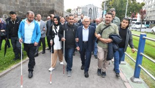 BAŞKAN BÜYÜKKILIÇ, FARKINDALIK YÜRÜYÜŞÜNDE GÖZ BANDI TAKARAK GÖRME ENGELLİLERE EŞLİK ETTİ