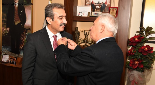Başkan Soner Çetin'e Adaletin Kılıcı madalyası