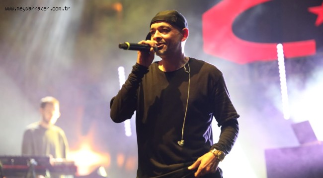 BİNLERCE GENÇ CEZA'NIN ŞARKILARINA EŞLİK ETTİ