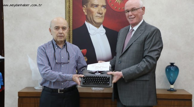 Bülent Erşen, babasının daktilosunu Odunpazarı'na bağışladı