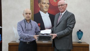 Bülent Erşen, babasının daktilosunu Odunpazarı'na bağışladı