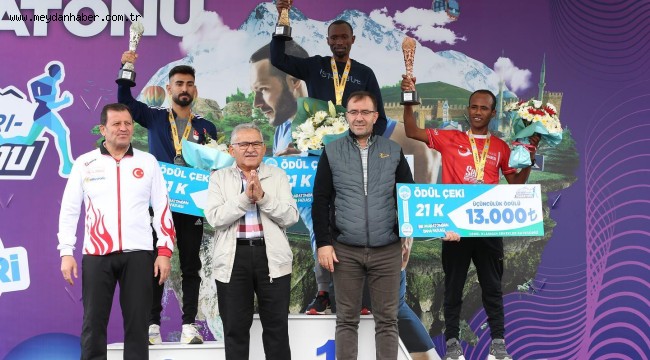 BÜYÜKKILIÇ, ULUSLARARASI KAYSERİ YARI MARATONU ÖDÜL TÖRENİ'NE KATILDI
