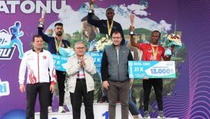BÜYÜKKILIÇ, ULUSLARARASI KAYSERİ YARI MARATONU ÖDÜL TÖRENİ'NE KATILDI