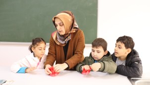 ÇOCUK ÜNİVERSİTESİNDEN GÖÇMEN ÇOCUKLARA JEST