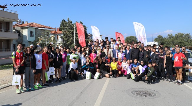 CUMHURİYET KOŞUSU BURHANİYE'DE YAPILDI