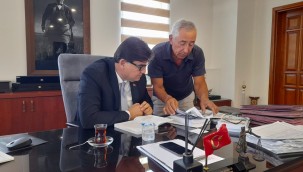 "DESTAN ÇANAKKALE" İSİMLİ KİTABINI KARACA'YA HEDİYE ETTİ.