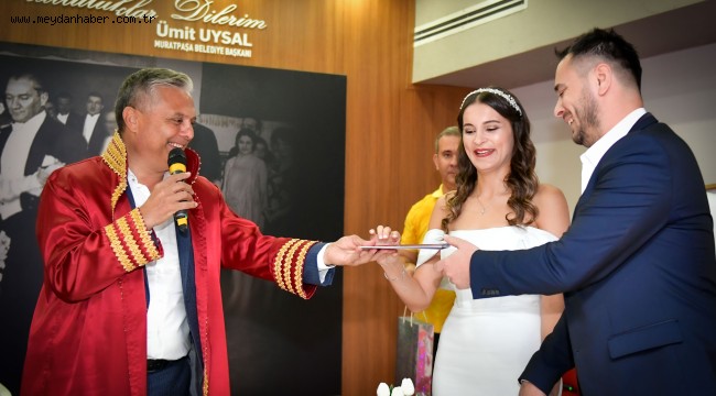 Evlilik cüzdanını birlikte aldılar