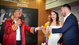 Evlilik cüzdanını birlikte aldılar