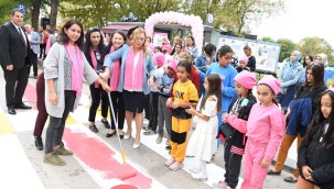 Meme kanseri farkındalığı için yaya geçidi pembeye boyandı