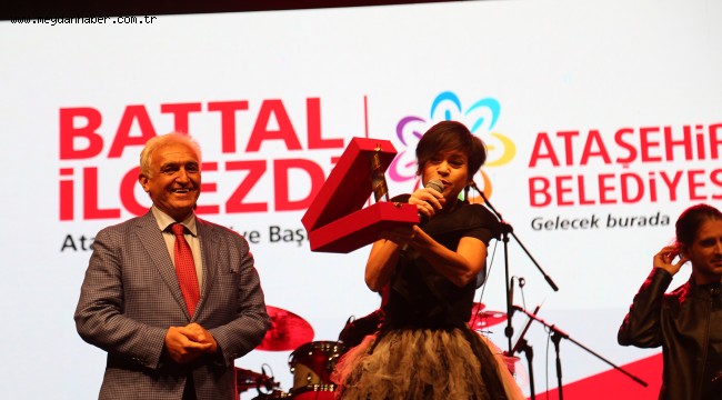 ONUR AKIN VE AYDİLGE ATAŞEHİR'DE KONSER VERDİ