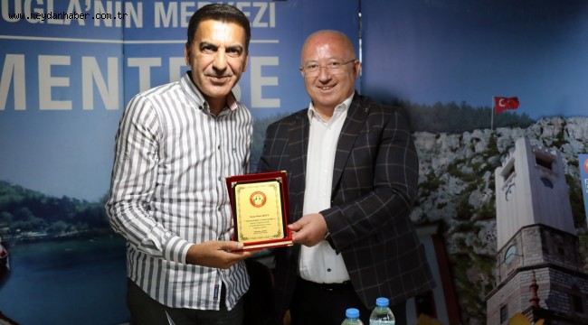 YAZAR SİNAN AKYÜZ MENTEŞE'DE KİTAPLARINI İMZALADI