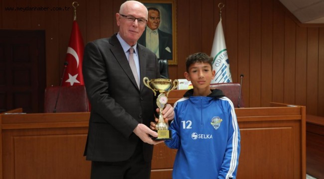 Başarılı atletler Başkan Kurt'u ziyaret etti