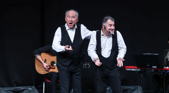 Konak sezona Ortadaki Oyun'la başladı