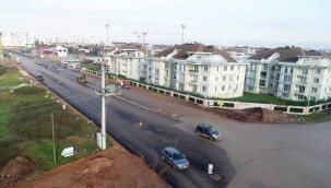 Büyükşehir, Kartepe'de 3 caddede birden çalışıyor