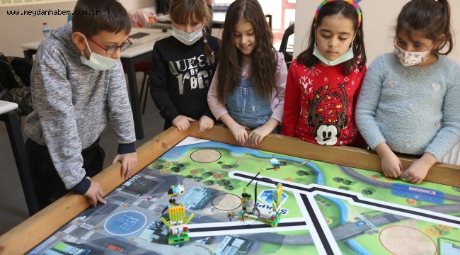 GELECEĞİN KODLARINI ÖĞRENİYORLAR