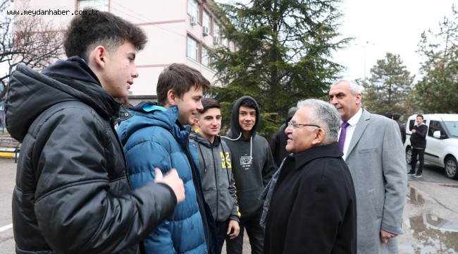 ÖĞRENCİ DOSTU BAŞKAN, GENÇLERLE KUCAKLAŞTI