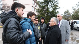 ÖĞRENCİ DOSTU BAŞKAN, GENÇLERLE KUCAKLAŞTI