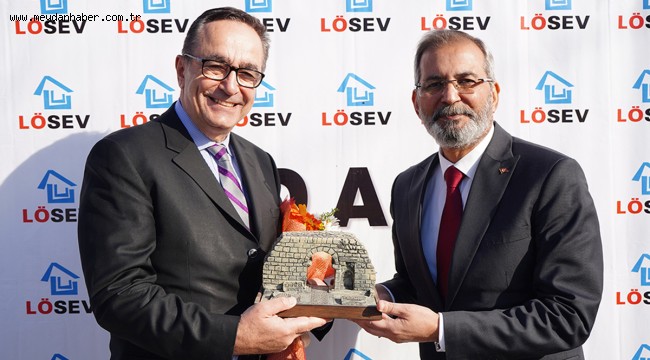 TÜRKİYE'NİN DÖRT BİR YANINDAN LÖSEV AİLELERİNİN GETİRDİĞİ TOPRAKLA ZEYTİN FİDANI DİKİLDİ