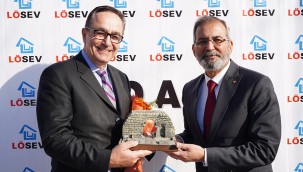 TÜRKİYE'NİN DÖRT BİR YANINDAN LÖSEV AİLELERİNİN GETİRDİĞİ TOPRAKLA ZEYTİN FİDANI DİKİLDİ