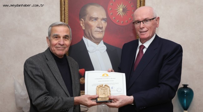 Eskişehir Sanat Derneği'nden Odunpazarı Şehrin Ateşi Seramik Galerisine Ödül Başkan Kurt: "Sanatı ve sanatçıyı desteklemeye devam edeceğiz"