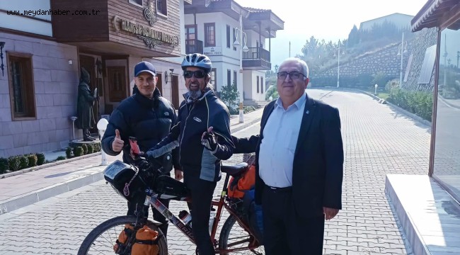 İSPANYA'DAN YUNUSEMRE'YE BİSİKLETLE GELDİ