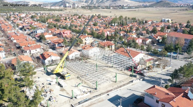 Mehmet Tönge Mahallesi Kapalı Pazaryerinin üst çatı montajı yapılıyor