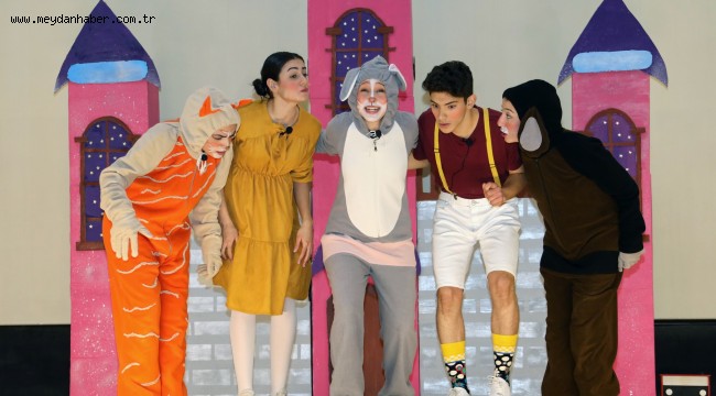 MENTEŞE BELEDİYE TİYATROSU ÇOCUKLARI GÜLDÜRDÜ