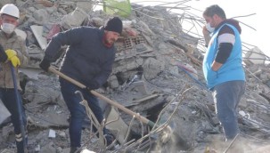 Depremden 83 saat sonra kurtarıldı, soluğu enkazlarda aldı