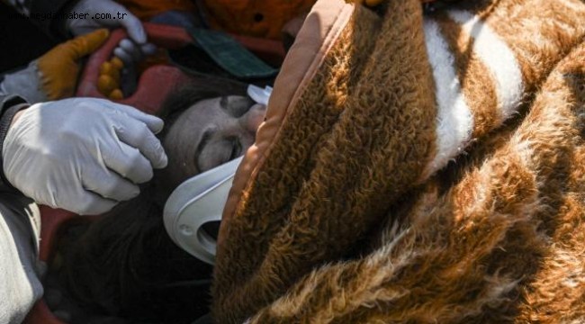 Hatay'da 64 yaşındaki kadın 150. saatte enkazdan çıkarıldı