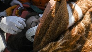 Hatay'da 64 yaşındaki kadın 150. saatte enkazdan çıkarıldı