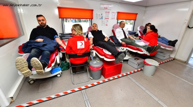 İzmir Büyükşehir Belediyesi personeli depremzedeler için kan bağışı yaptı