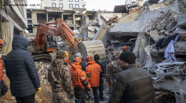 Kepçeyi bu kez babasını enkazdan kurtarmak için kullandı