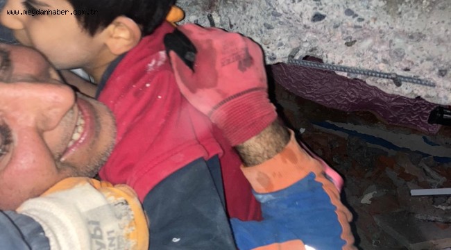 Kurtarılan fedakâr annenin ilk sözü, 'Önce çocuklarımı çıkarın ben sonra çıkarım'