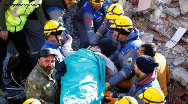 Malatya'da 2 kardeş kedileriyle birlikte 82 saat sonra kurtarıldı! Enkazdan çıkan kedi inşaatın dışına kaçtı