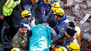 Malatya'da 2 kardeş kedileriyle birlikte 82 saat sonra kurtarıldı! Enkazdan çıkan kedi inşaatın dışına kaçtı