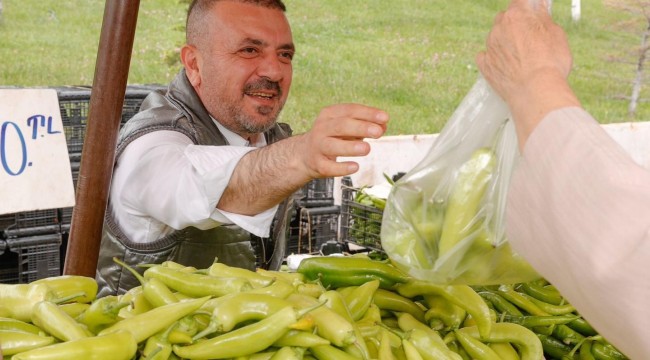 BAŞKAN ERCAN PAZARDA HEM SEBZE SATTI HEM VATANDAŞLA SOHBET ETTİ