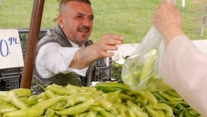 BAŞKAN ERCAN PAZARDA HEM SEBZE SATTI HEM VATANDAŞLA SOHBET ETTİ