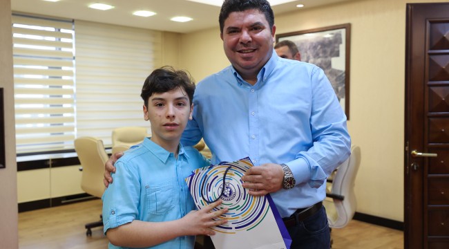 Dereceye girenlere ödül Başkan Erhan Kılıç'tan