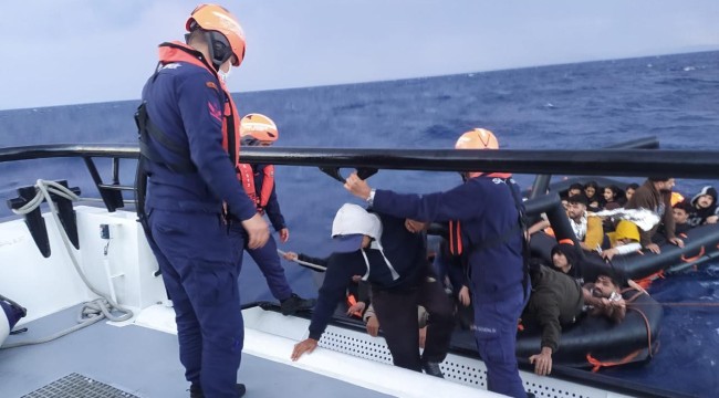 İzmir açıklarında 59 düzensiz göçmen kurtarıldı