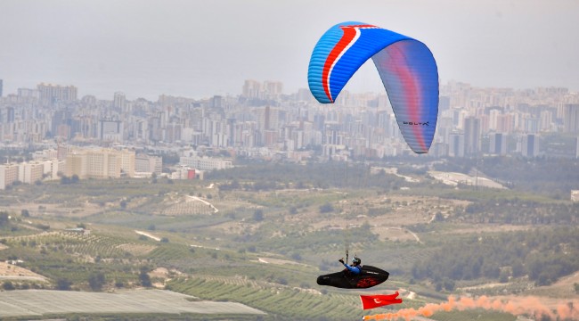 MERSİN BÜYÜKŞEHİR'LE 19 MAYIS GÖKLERDE DE KUTLANDI