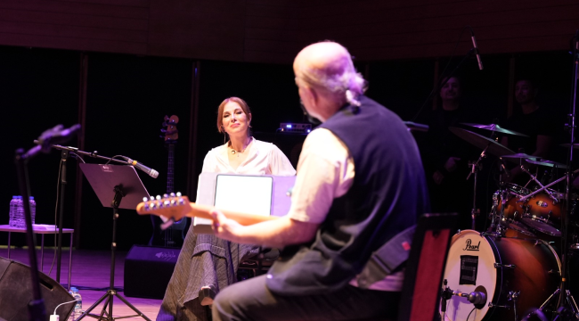 3. İzmir Uluslararası Film ve Müzik Festivali'nde Zuhal Olcay'dan unutulmaz konser 