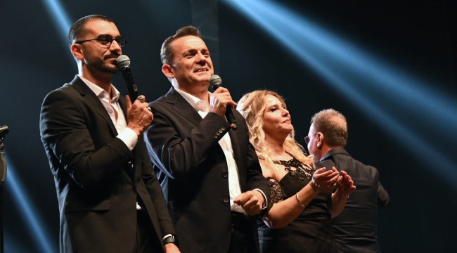 Başkan Özyiğit, depremzede öğrenciler için "Islak Islak" şarkısını seslendirdi