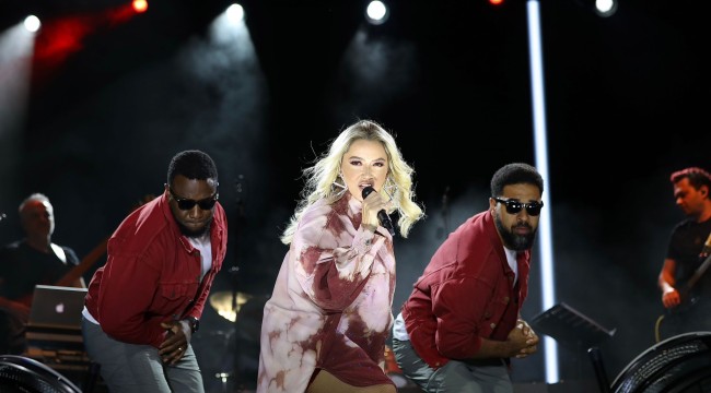 Bergama Festivali'ne Hadise damgasını vurdu