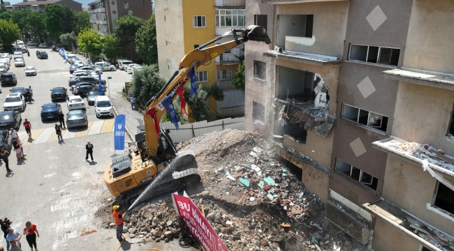1050 Konutlar'da dönüşüm, yıkımla başladı